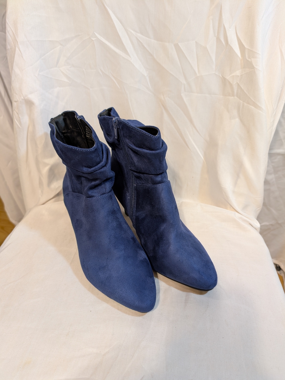 comfortview 'The Kourt' Navy Suede Stlye Pointed Toe Ankle Booties